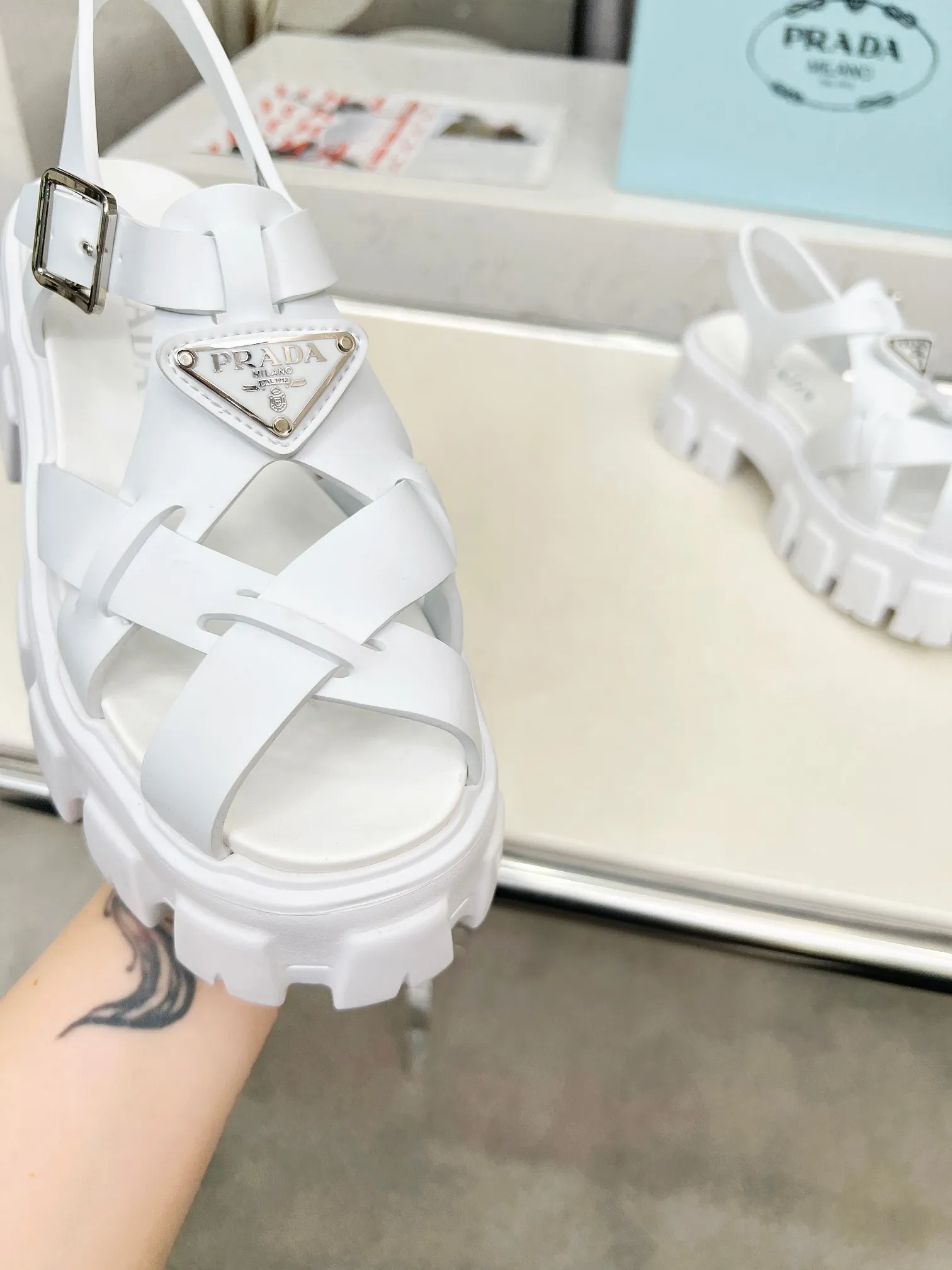 👟👟Ex-factory price 460👟👟 prada Roman shoes will definitely make you fall in love with them! The latest spring and summer sawtooth Roman braided thick-soled sandals E64, retro, fashionable and avant-garde gear teeth, 55mm thick-soled soles and uppers, making the whole pair of shoes light and comfortable. Bright colors, a variety of choices to satisfy fashionable people of different styles! The iconic metal triangle logo is paired with the shape of ancient beach sandals. Every design element is fashionable! Color: black and white Size: 35-41